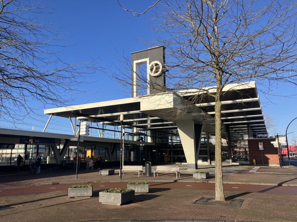 Dolle Mina’s Twente vragen aandacht voor onveiligheid rond station Almelo
