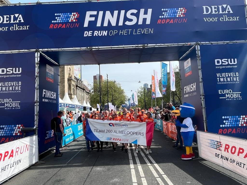 Almeloopers lopen vannacht 65 kilometer tijdens generale repetitie voor Roparun