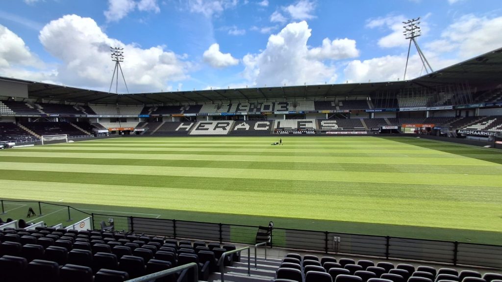 AZ wint afgetekend van Heracles Almelo: 4-0