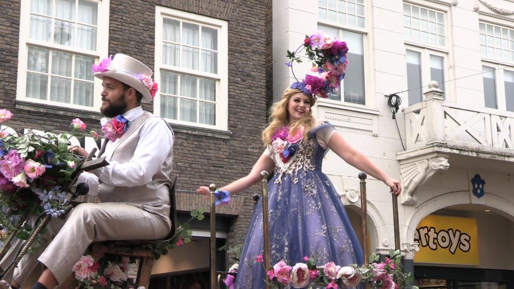 Straattheater neemt centrum Almelo over: 28 voorstellingen op één middag