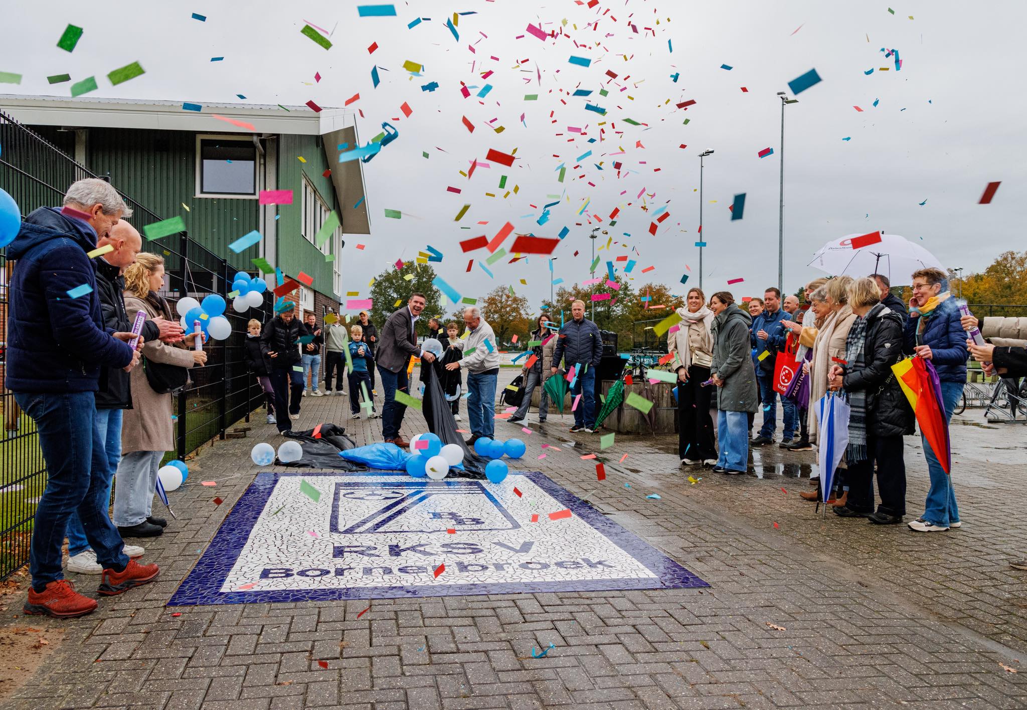 Feestelijke opening vernieuwde kantine en onthulling mozaïek bij RKSV Bornerbroek