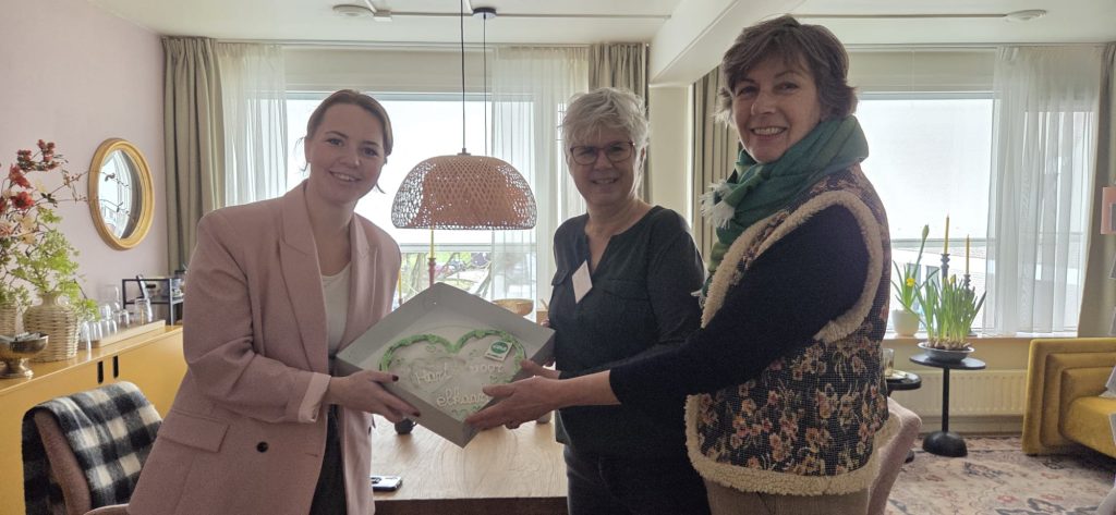 Een hart van koek voor mensen met een hart van goud: Valentijnsactie bij twee Almelose zorglocaties