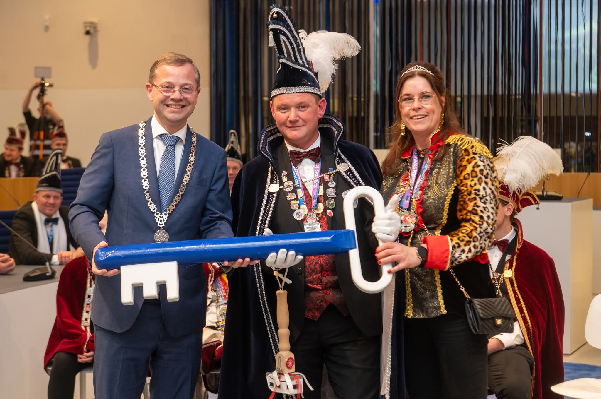 Sleutel van Almelo tijdelijk in handen van carnavalsvereniging De Knoll’ntrekkers