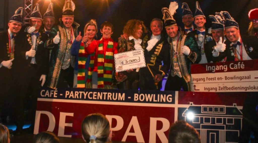 Dubbelkiekers halen €3.000 op met veiling bord De Spar voor Verjaarsdagbox Tubbergen