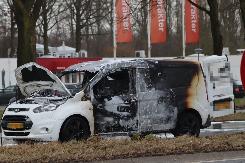 Bestelbus volledig uitgebrand op Bleskolksingel in Almelo