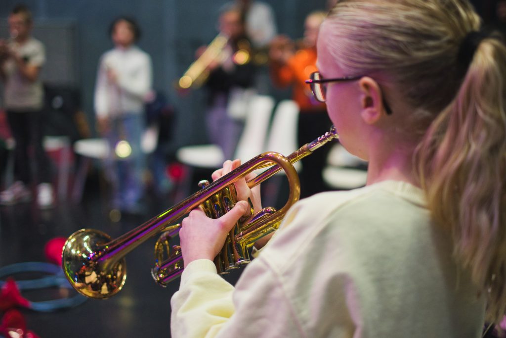 Trompettisten verzamelen voor Trompetdag bij Kaliber