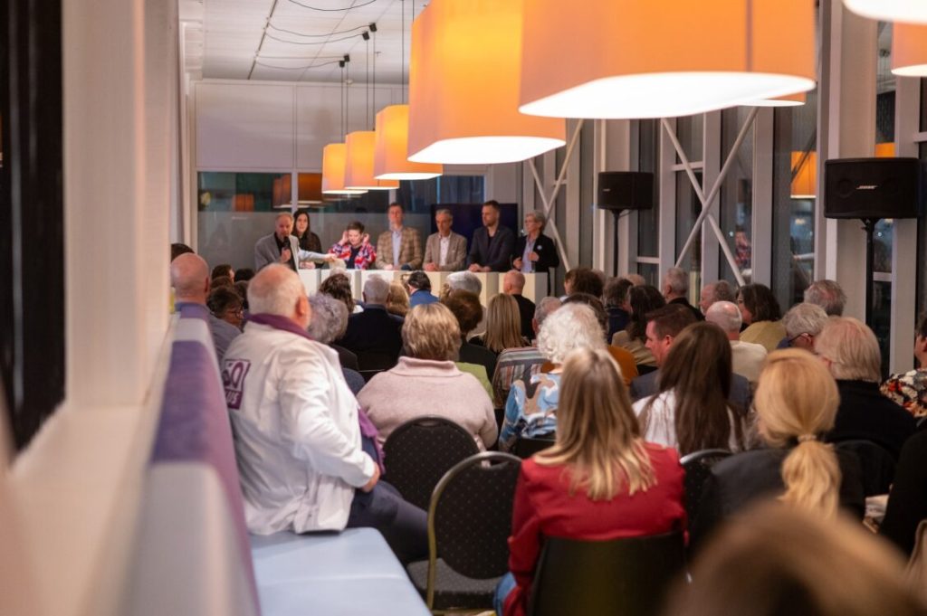 Vierde stadsdebat in bomvolle kantine van topsporthal ISPAA
