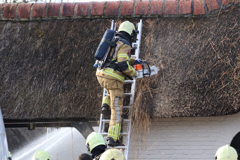 Rietgedekte woning beschadigd bij brand in Harbrinkhoek