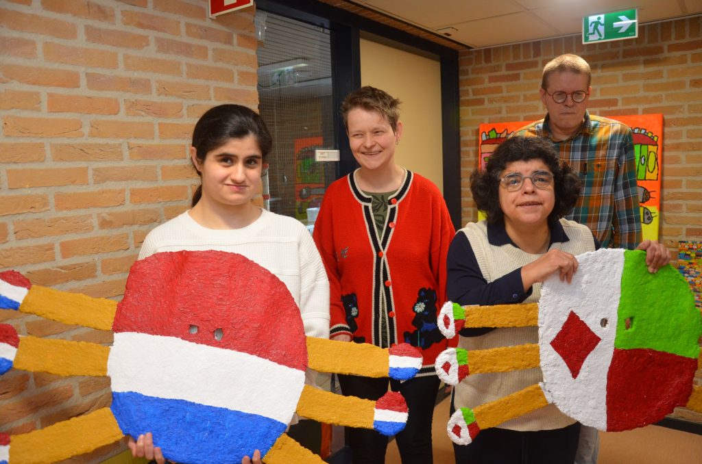 Almelose kunstenaars schitteren op internationale Art Brut Biënnale in Hengelo