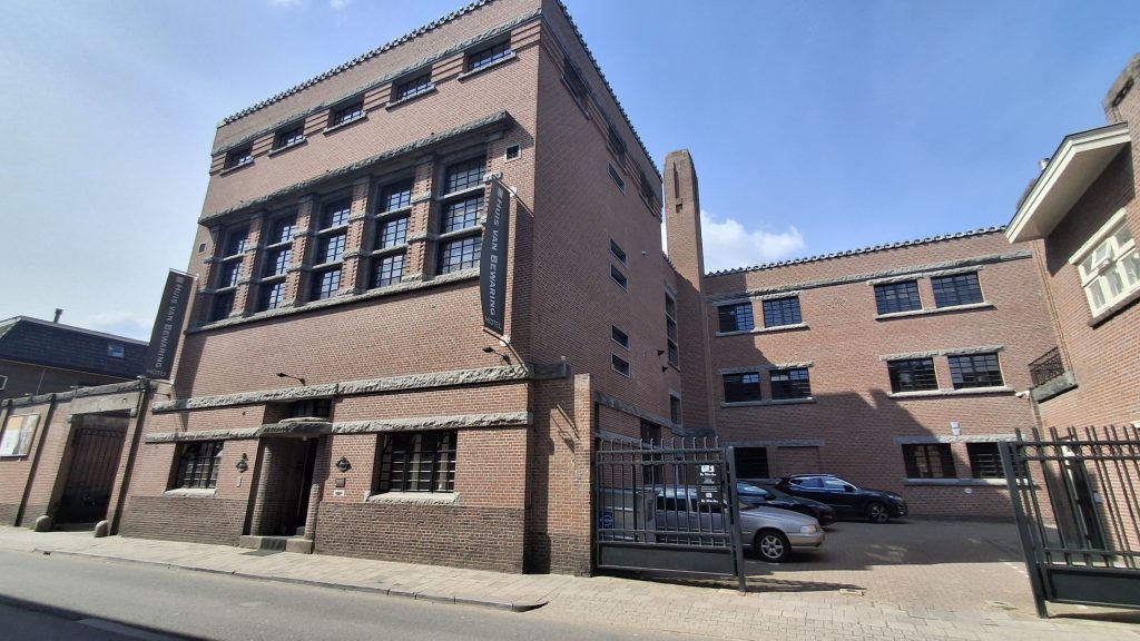 Gemeente Almelo start handhaving tegen opvang vergunninghouders in hotel