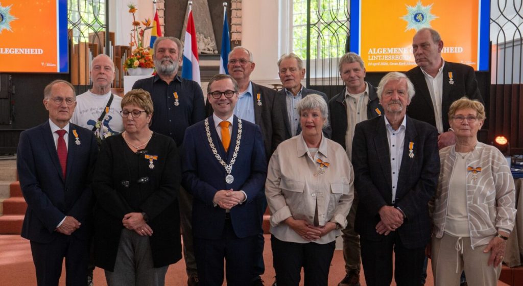 Feestelijke Lintjesregen in Grote Kerk met 13 onderscheidingen