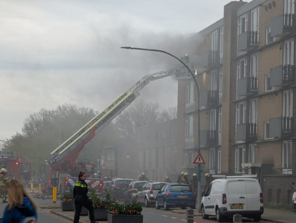 Zeer grote brand in flat aan de Hofkampstraat in Almelo, bewoners van balkons gered
