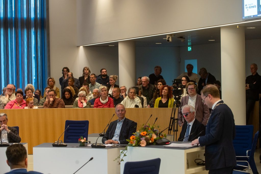 Almelo op weg naar brede coalitie? “Laat niemand bij de bushalte achter”
