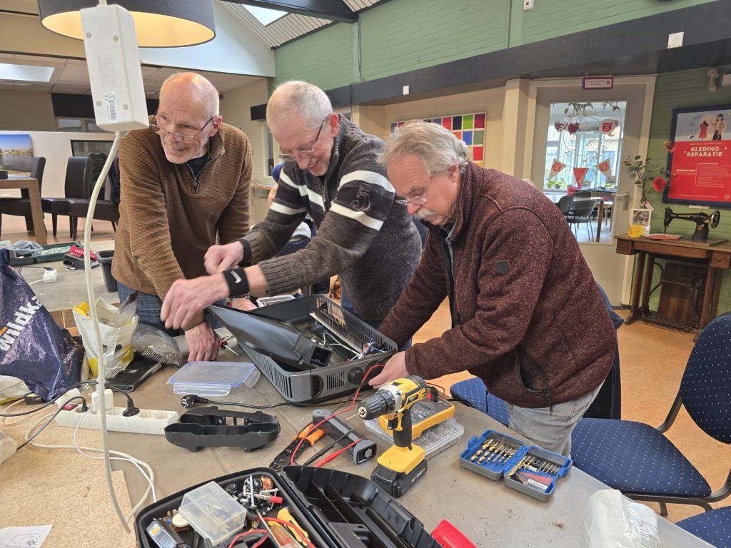 Repair Café Almelo opent haar deuren in de Hagedoorn