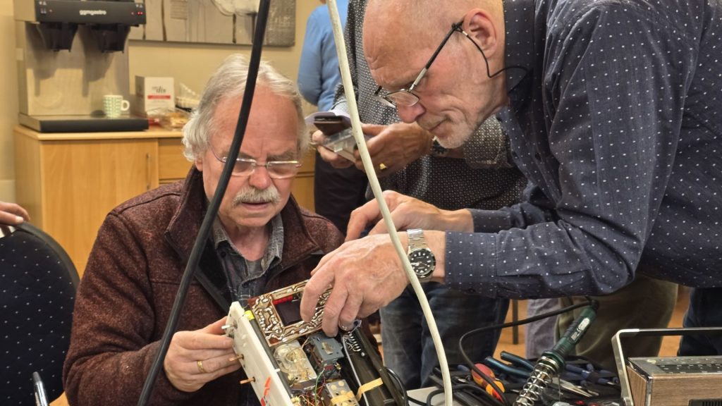 Repair Café Almelo opent weer haar deuren in de Hagedoorn