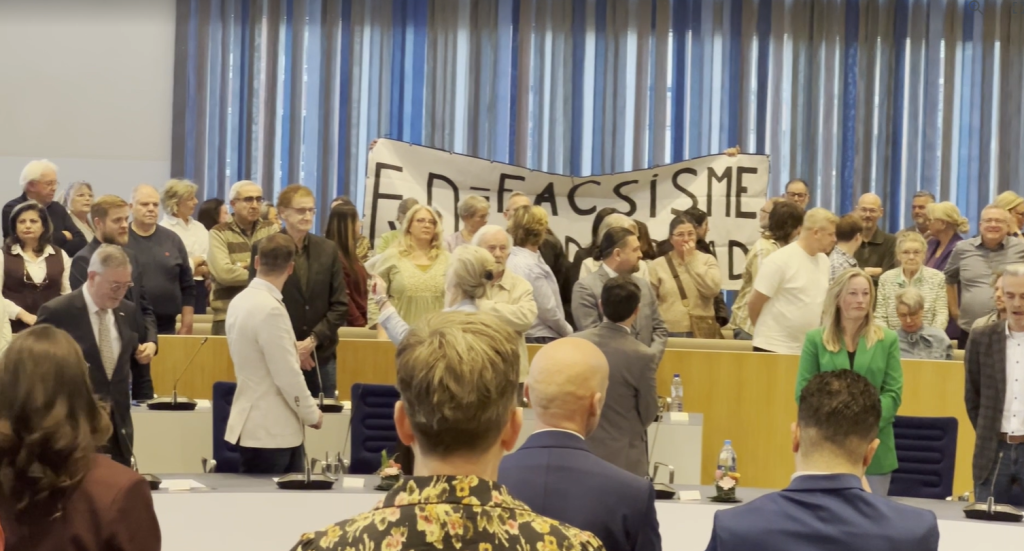 Luid protest tegen FvD bij installatie van nieuwe raadsleden