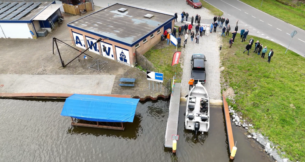 Wethouder Jeffrey Hinnen neemt nieuwe boothelling bij AWV in gebruik