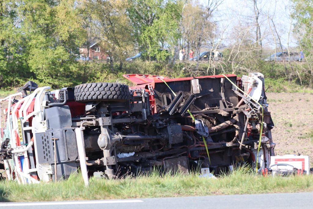 Brandweervoertuig raakt van de weg bij ernstig ongeval op N35 bij Wierden