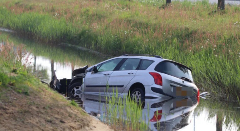 Auto belandt in sloot langs Nijreessingel in Almelo