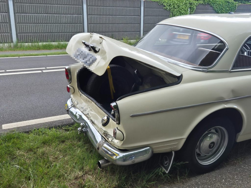 Drie voertuigen botsen op Van Rechteren Limpurgsingel in Almelo