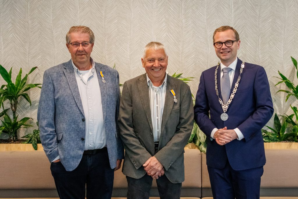 Twee Almelose vrijwilligers krijgen alsnog Koninklijke onderscheiding