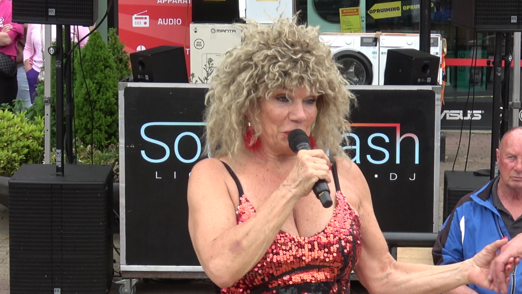 Geslaagde braderie op lifestyleboulevard met optreden ‘Tina Turner’