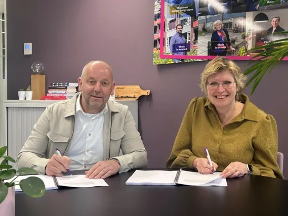 Woningcorporatie Reggewoon en Ter Steege Bouw tekenen voor renovatie woningen Westeres