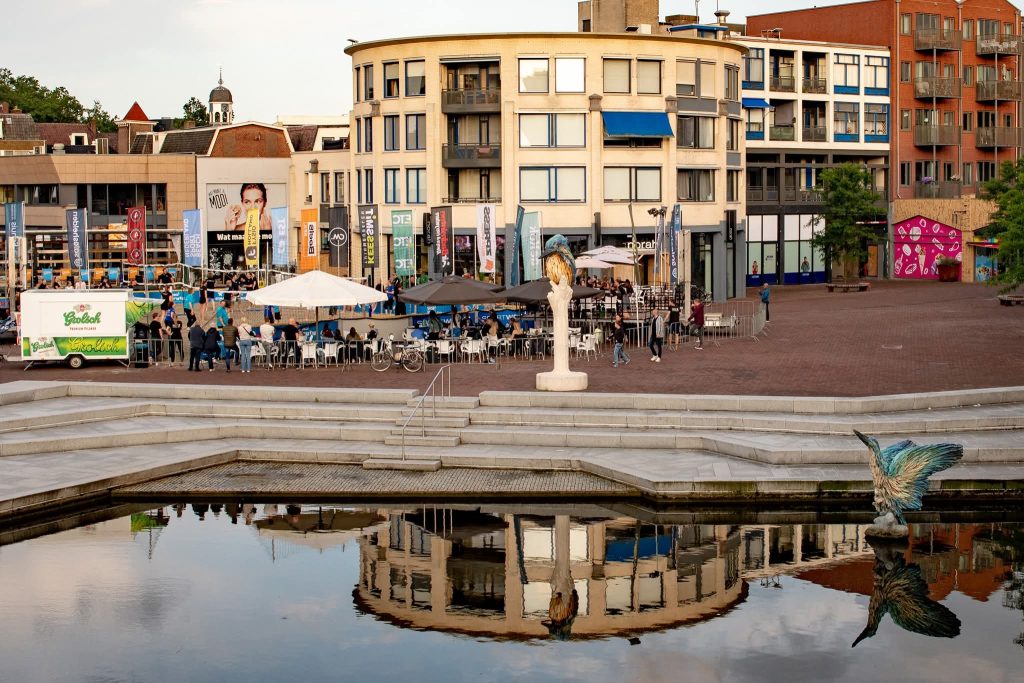 ‘Meer rust voor voetgangers’: Almelo wil fietsen uit Grotestraat en minder parkeren op straat