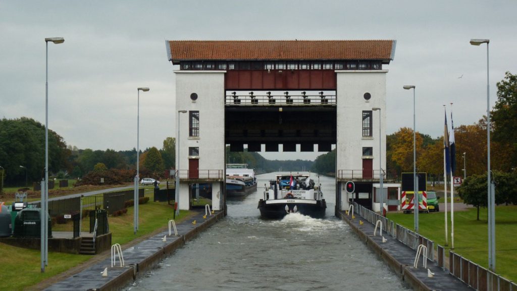 Twentekanalen na ruim een maand weer bereikbaar voor scheepvaart