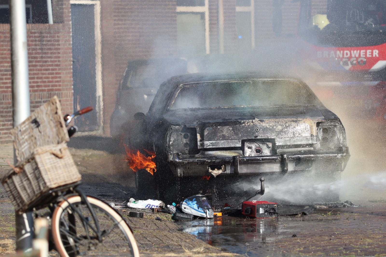 Brandweerman lichtgewond bij autobrand, lpg-tanks zorgen voor extra risico