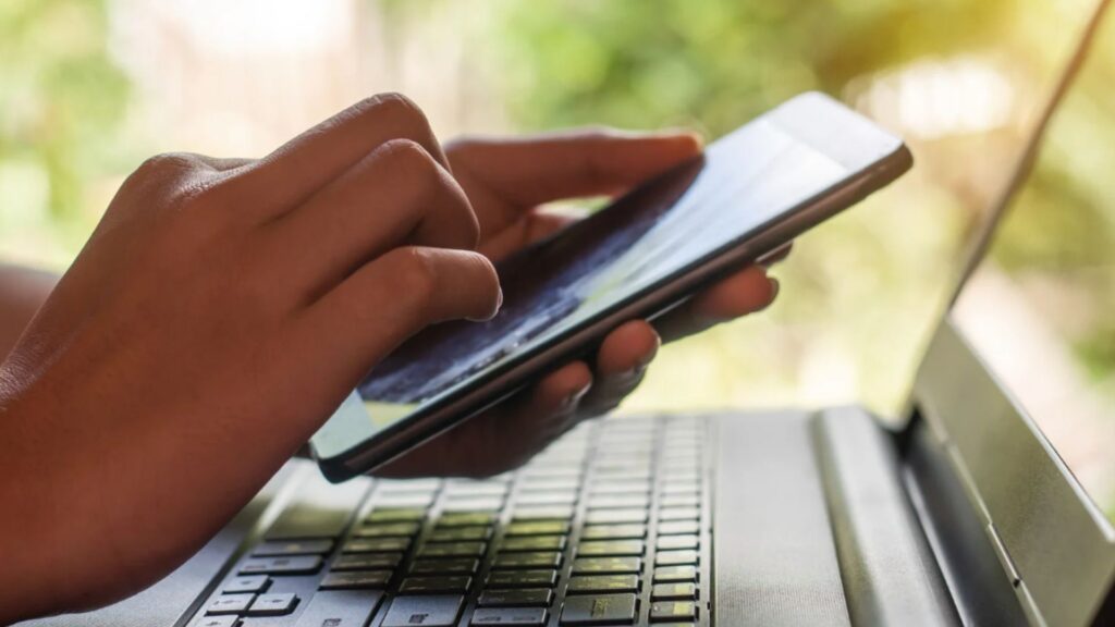 SeniorWeb Almelo start weer met gratis computerspreekuren: hulp bij smartphone, tablet en laptop