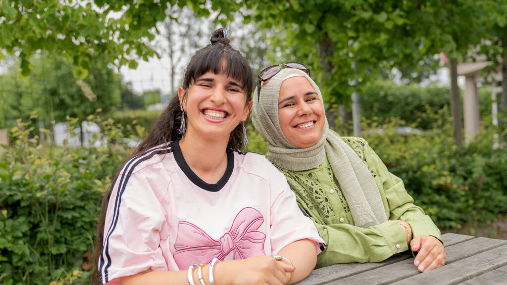 Azc Almelo opent deuren: bewoners laten zien hoe het leven in de opvang eruitziet