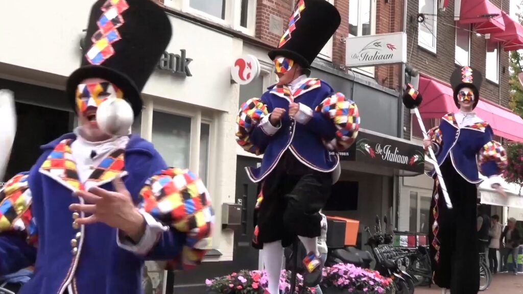 Straattheater trekt veel publiek naar binnenstad tijdens Almelo op ’t Rabat