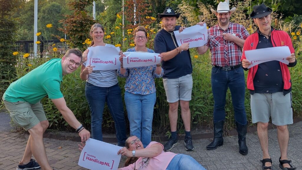 Deelnemers De Klup Twente gaan zelf langs de deuren voor HandicapNL