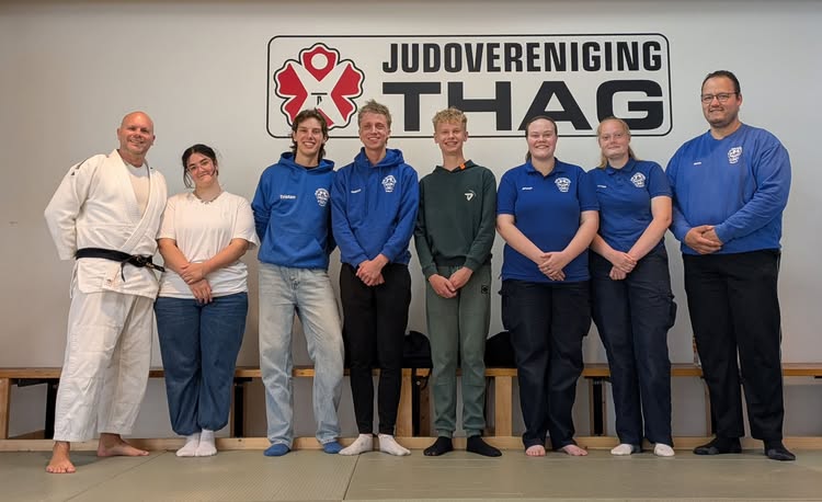 Explorers H.J.B. Wateregge leren zichzelf verdedigen tijdens weerbaarheidstraining