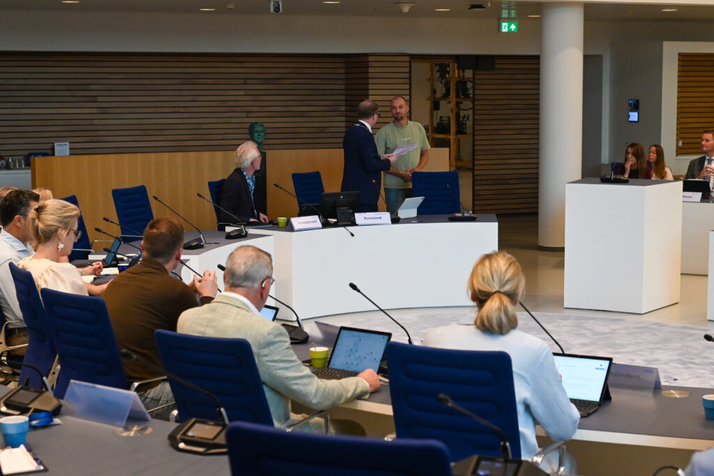 Petitie tegen Skaeve Huse aangeboden, Almelo verbaasd over reactie Wierden