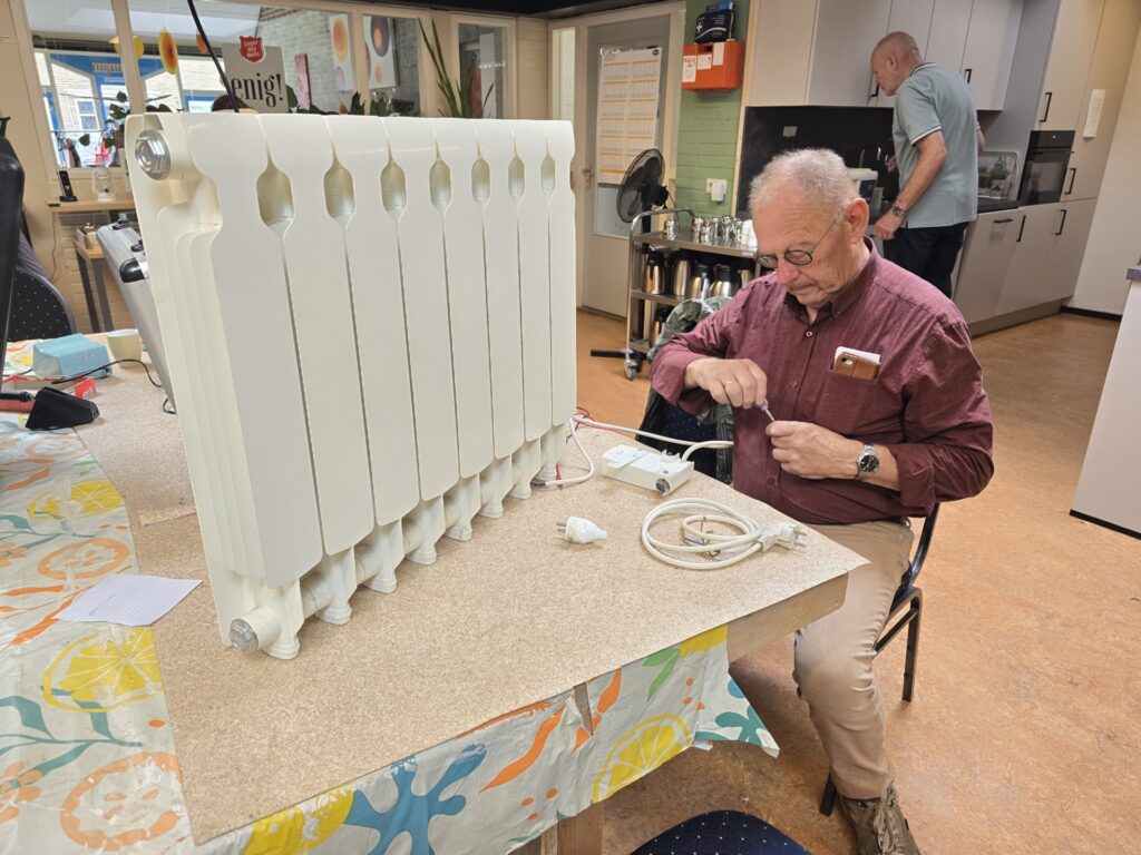 Van rollator tot radio: vrijwilligers Repair Café De Hagedoorn helpen weer met reparaties