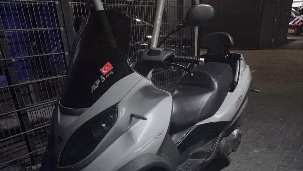 Motorscooterrijder twee keer in één nacht aangehouden in Almelo, scooter in beslag genomen