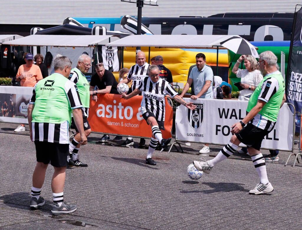 Technische staf Heracles geeft walking football-clinic aan Goldstars