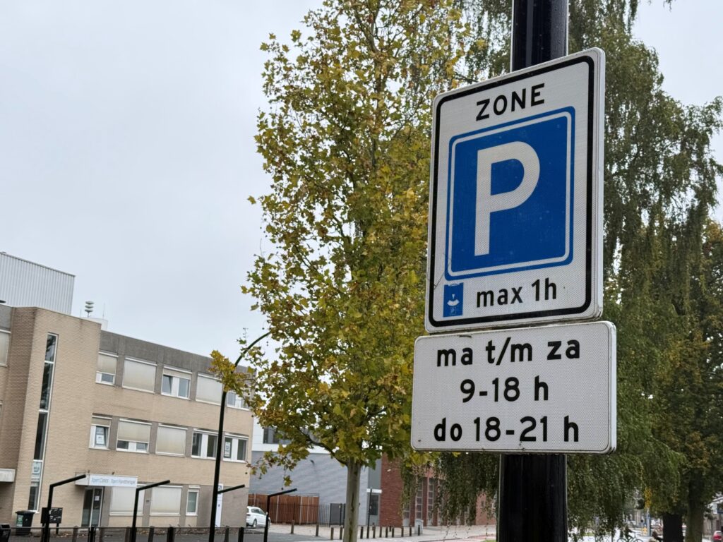 236 parkeerovertredingen bij controle in Almelo, 144 bonnen in blauwe zones
