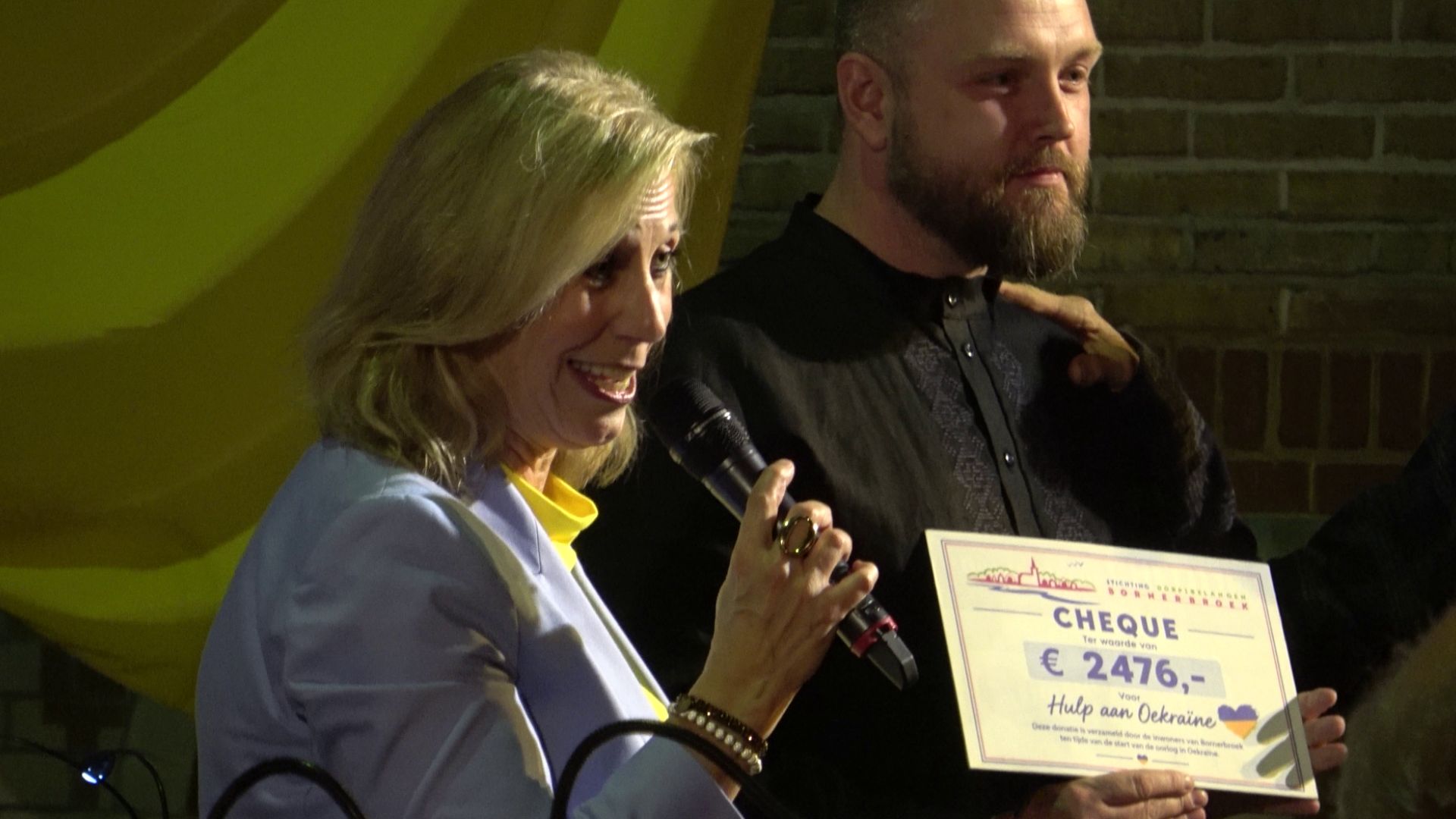 Cheque van 2.476 euro overhandigd tijdens benefietconcert voor Oekraïne in Bornerbroek
